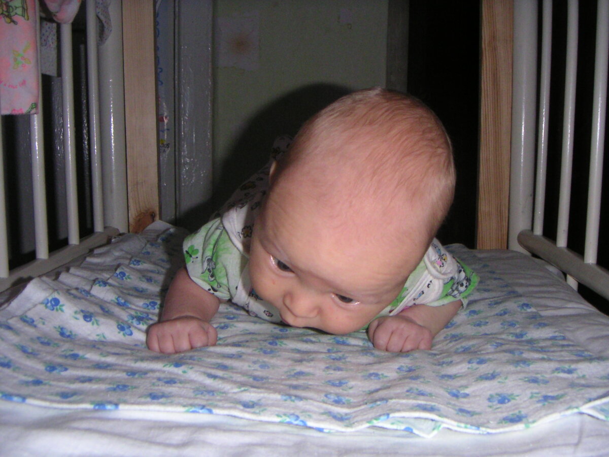 Дети сперва маленькие, в полноценную кроватку их можно поперек класть