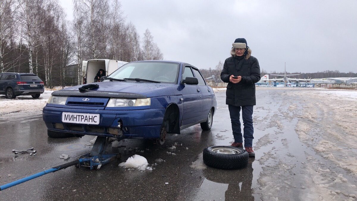 Субботин ищет чем прикрутить колесо обратно