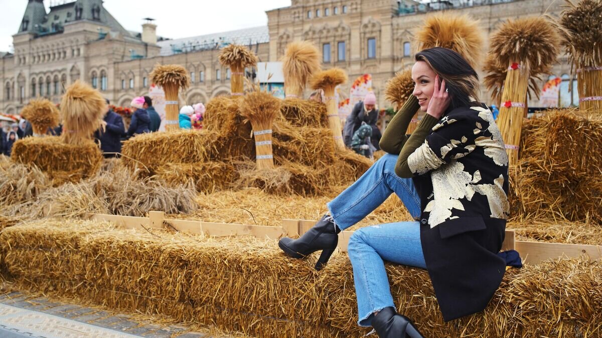    Девушка на Красной площади в Москве © РИА Новости / Сергей Пятаков