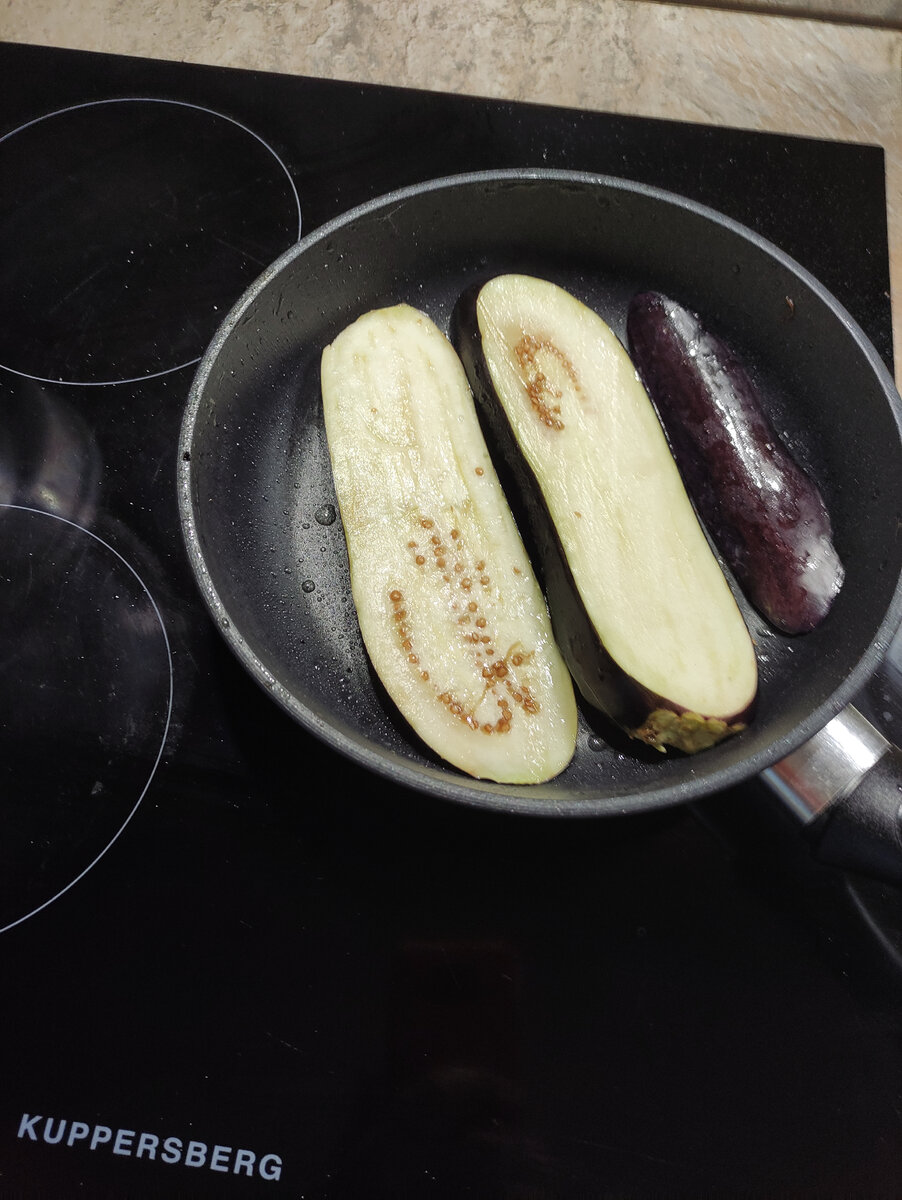 Обжариваем баклажаны.