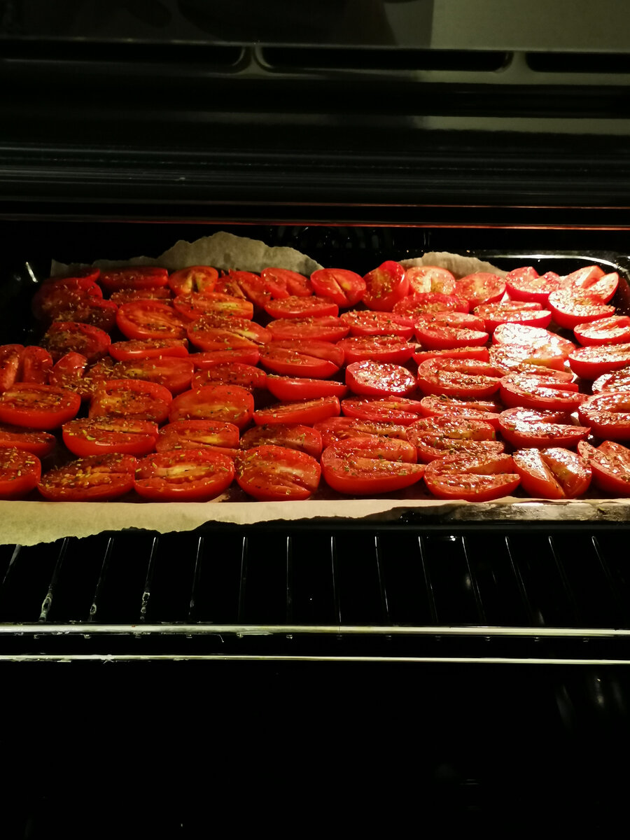 Посыпаем помидоры сахаром, солью и травами