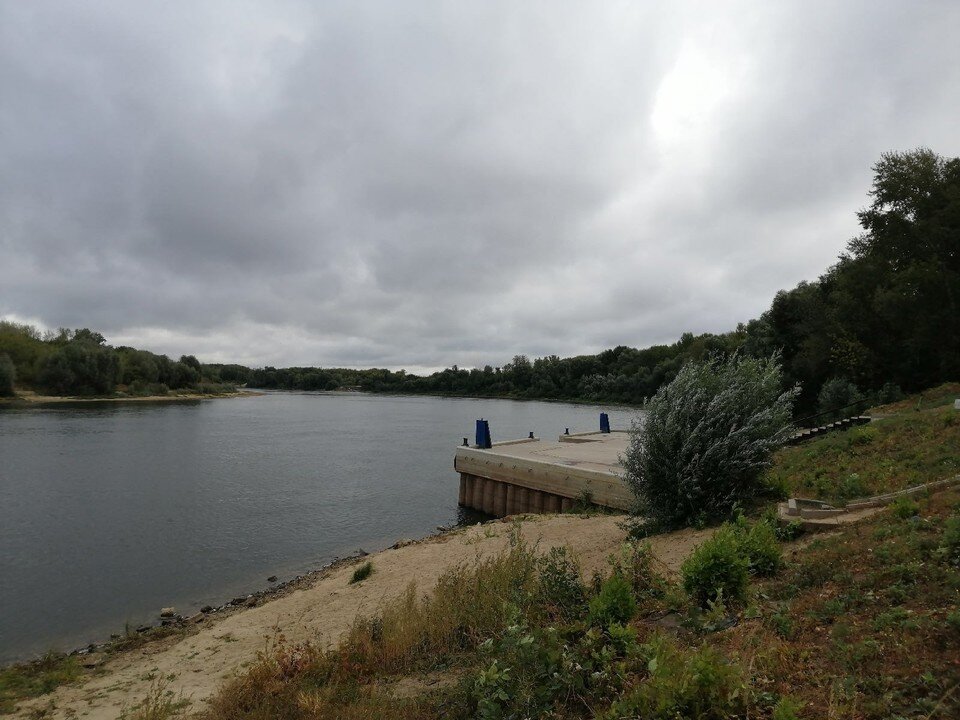     Ока обмелела настолько, что судам стало невозможно причаливать к пристани даже через дебаркадер. Фото: Татьяна Картышкова.