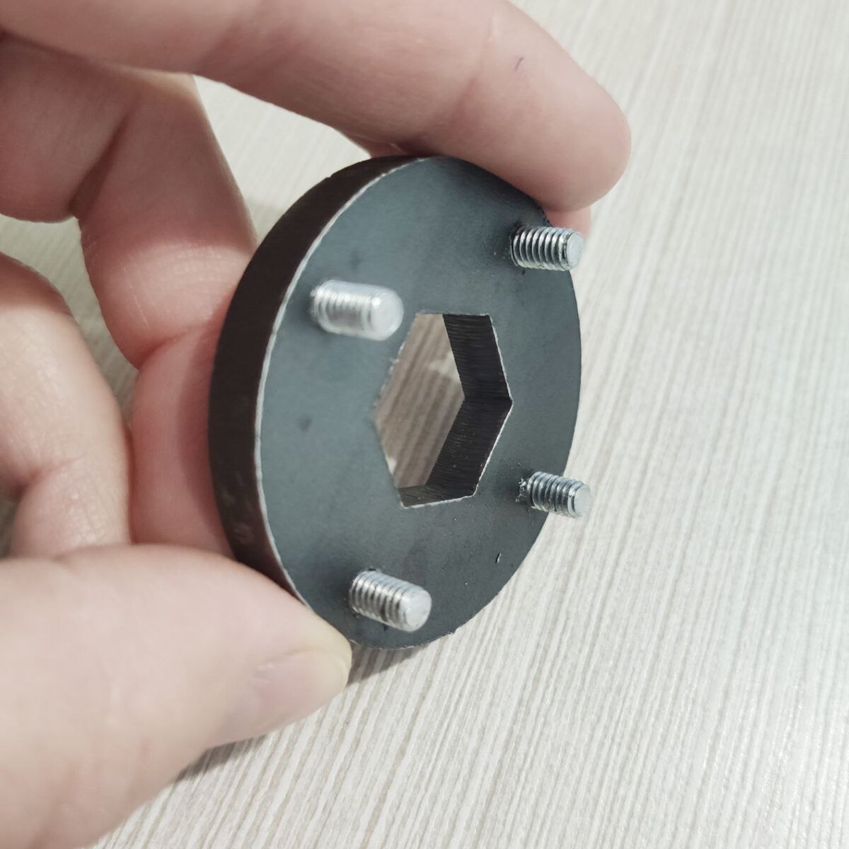 Мощный ключ-съемник с возможностью замены пальцев (при необходимости).