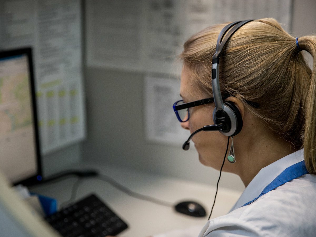 Диспетчер картинка. Диспетчер еддс 112. Работа оператором в оренбурге. Оператор диспетчерской службы. Рабочее место колл центра.