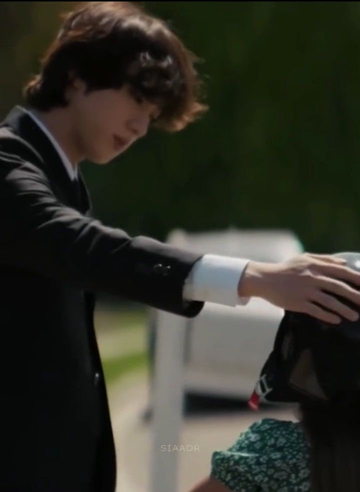 Клипы в которых дети подразумеваются как ARMY( фанаты), и происходит символичное прощание, как оба мембера отпускают их, но не на долго..