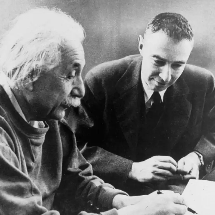 Дж. Роберт Оппенгеймер и Альберт Эйнштейн.