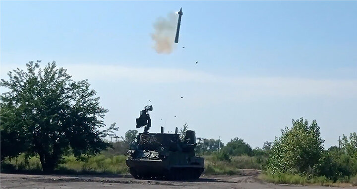 РАСЧЁТ ЗРК "ТОР-М1" УНИЧТОЖАЕТ БПЛА ПРОТИВНИКА. СКРИНШОТ КАДРА ВИДЕО ТЕЛЕГРАМ-КАНАЛА МИНОБОРОНЫ РОССИИ