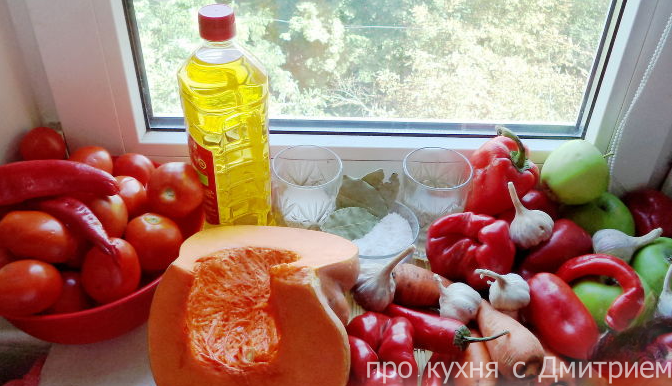 Домашний соус аджика готовится на основе помидоров, а разнообразные вкусовые оттенки ему придает добавление различных овощей и фруктов.-2