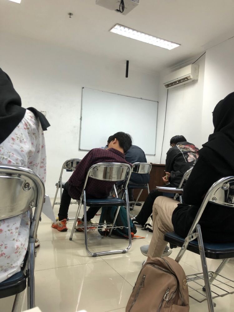 3. Посещаемость имеет значение

Представьте себе огромную аудиторию главного здания МГУ. Полный зал студентов. Едва начинается пара, преподаватель запирает дверь на ключ (да, такое до сих пор встречается) и запускает лист для записи присутствующих. Хитрые студенты вписывают в список не попавших на лекцию однокурсников, но в конце пары преподаватель начинает перекличку, и вычеркивает всех, кто не откликнулся. Так делают далеко не все преподаватели, но многие следят за посещаемостью не только на бакалавриате, но и в магистратуре, а иногда и в аспирантуре.

По итогу семестра по ряду предметов оценка за экзамен будет складываться на 50% из посещаемости и выполненных домашних заданий, и на 50% — из ответа на экзамене. В разных вузах у разных преподавателей будут свои требования, поэтому заранее узнайте, из чего складывается оценка за экзамен.

4. Учись, студент!

«Автоматами» в вузе называют зачет или хорошую оценку за экзамен, которую преподаватели ставят тем, кто посещал лекции и регулярно и качественно делал домашку.


Иногда о том, что можно получить зачет или экзамен «автоматом», преподаватель объявляет заранее, тогда студенты стабильно учатся всю сессию и ходят на лекции. А иногда учителя поступают хитро и решают так отблагодарить старательных студентов без предупреждения. Они приходят сдавать экзамен, подготовившись, как положено, а преподаватель просит их зачетки и проставляет «автомат».

Если вы старательно работаете на парах, и часть экзаменов и зачетов получаете «автоматом», то у вас появляется больше времени и сил, чтобы подготовиться к оставшимся экзаменам.

5. Оценки — это ваша карьера (и зарплата)

Считайте, что за каждую пятерку вы будете получать деньги. Это на самом деле так, только деньги вы начнете получать чуть позже. Если в школе мы учимся и пишем контрольные, потому что это нужно учителям, то в вузах мы учимся, чтобы стать самыми настоящими профессионалами своего дела и зарабатывать хорошие деньги.