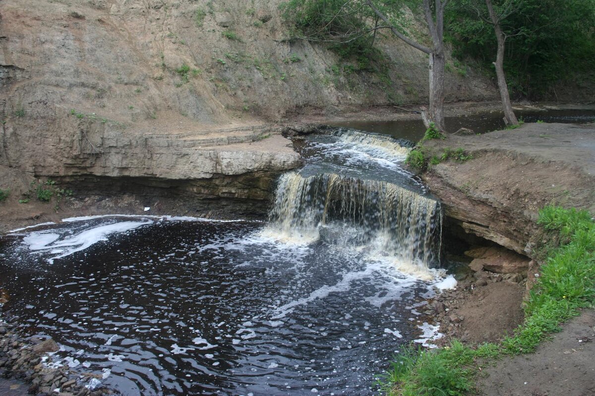 Водопадов тут несколько