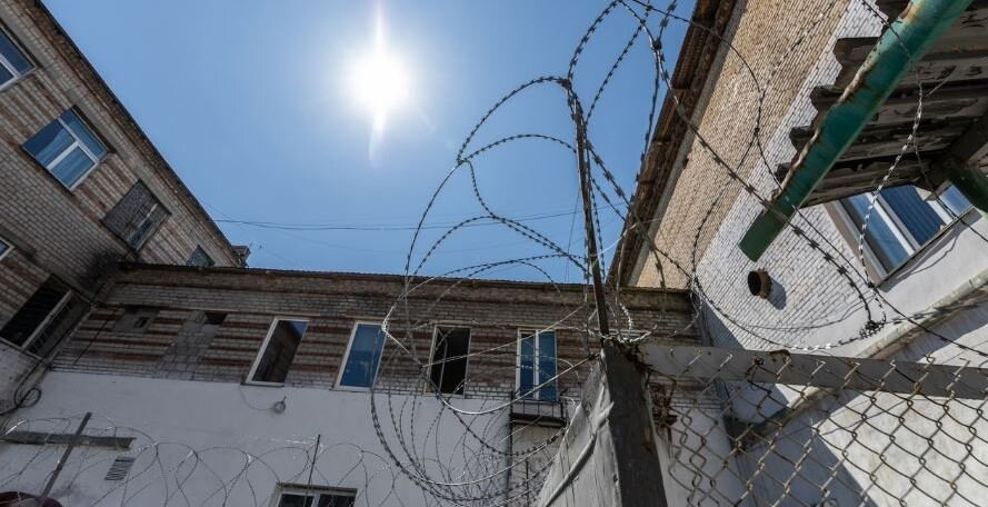 10 лет лишения свободы, штраф в 500 тысяч и полное удовлетворение исков потерпевших: это финал "карьеры" черного риэлтора из Копейска. Фото: Царьград. 