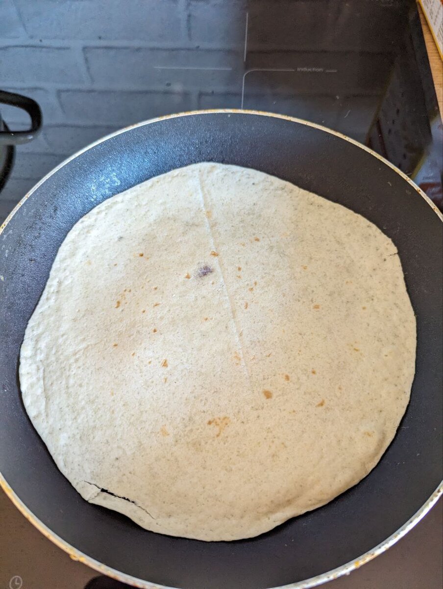 Обжариваем лаваш с фаршем 5-7 минут