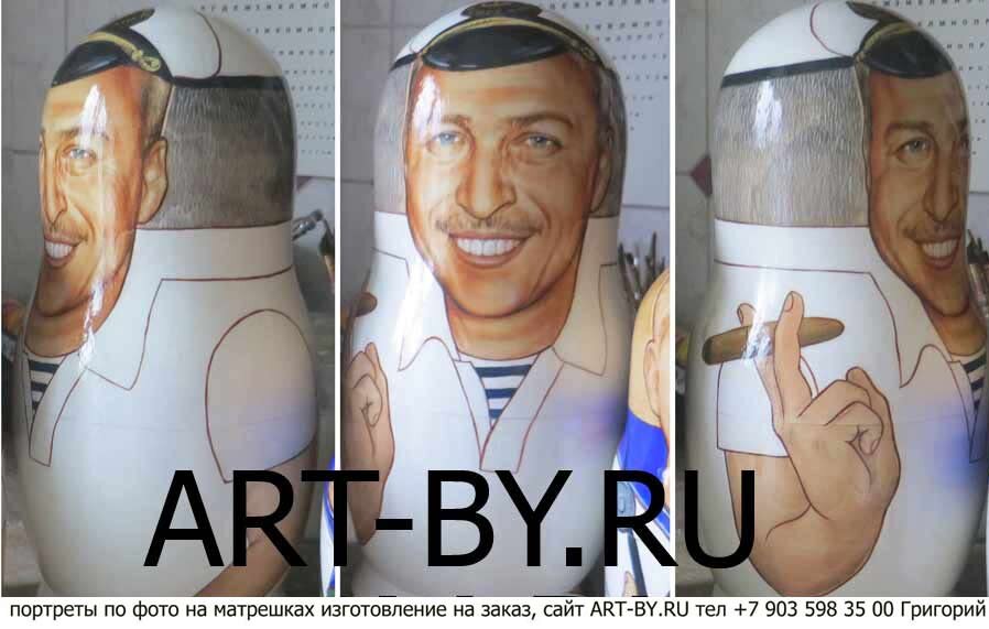 памятные подарки коллегам при увольнении, коллега бывший начальник и его портрет решили нарисовать в образе капитана корабля, белый китель и белая фуражка, в руке сигара подчеркивает то, что коллега удалился от дел