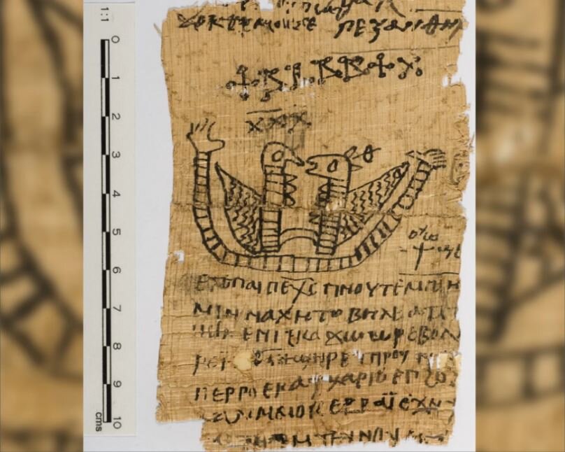 Этот древнеегипетский папирус, который сейчас находится в университете Маккуори, украшен изображением двух птицеподобных существ. Вокруг изображения видно магическое заклинание, написанное на коптском и египетском языке с использованием греческого алфавита. Предоставлено: Эффи Алексакис, Университет Маккуори.