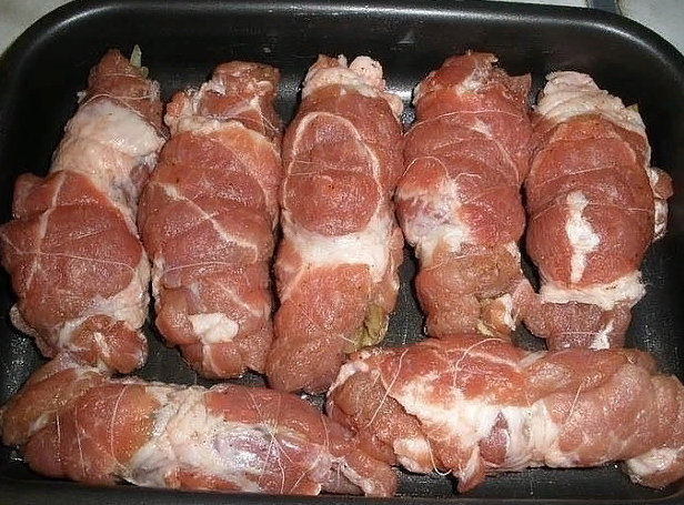 Мясные рулетики из свинины с начинкой, запеченные в духовке