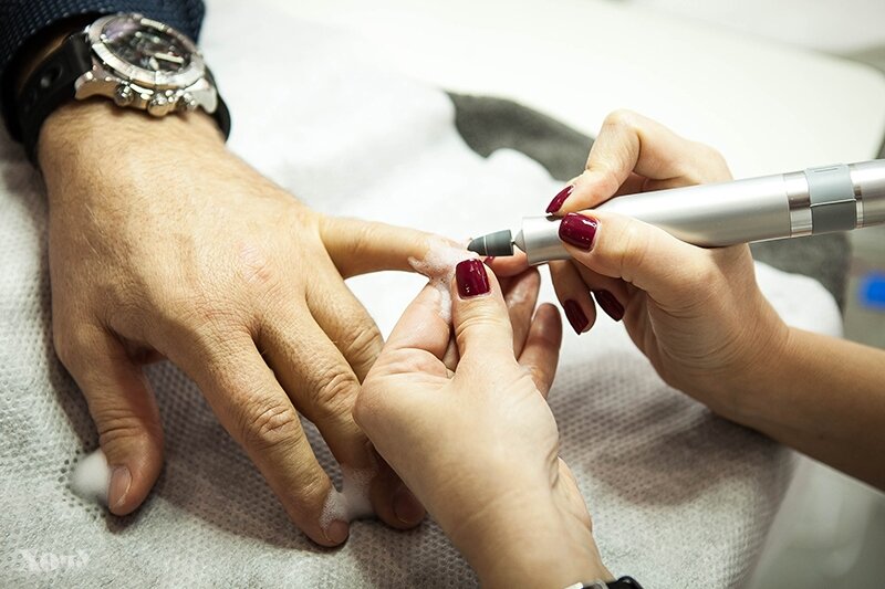 https://hochu.ua/cat-beauty/long-read/article-70852-zachem-muzhchine-delat-manikyur-ili-kak-eto-vliyaet-na-ego-zarplatu-seks-i-otnoshenie-k-zhenschine-kommentiruet-muzhchina-foto-do-i-posle-protseduryi/