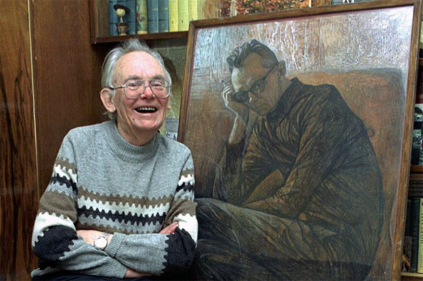 На фото: Леонид Гайдай рядом со своим портретом.