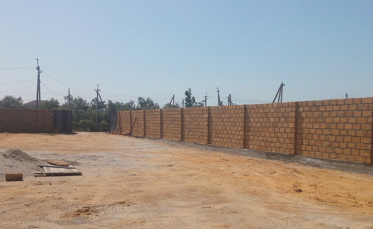 Вдалеке ворота только что установленные без покраски, без фиксаторов и замка. 