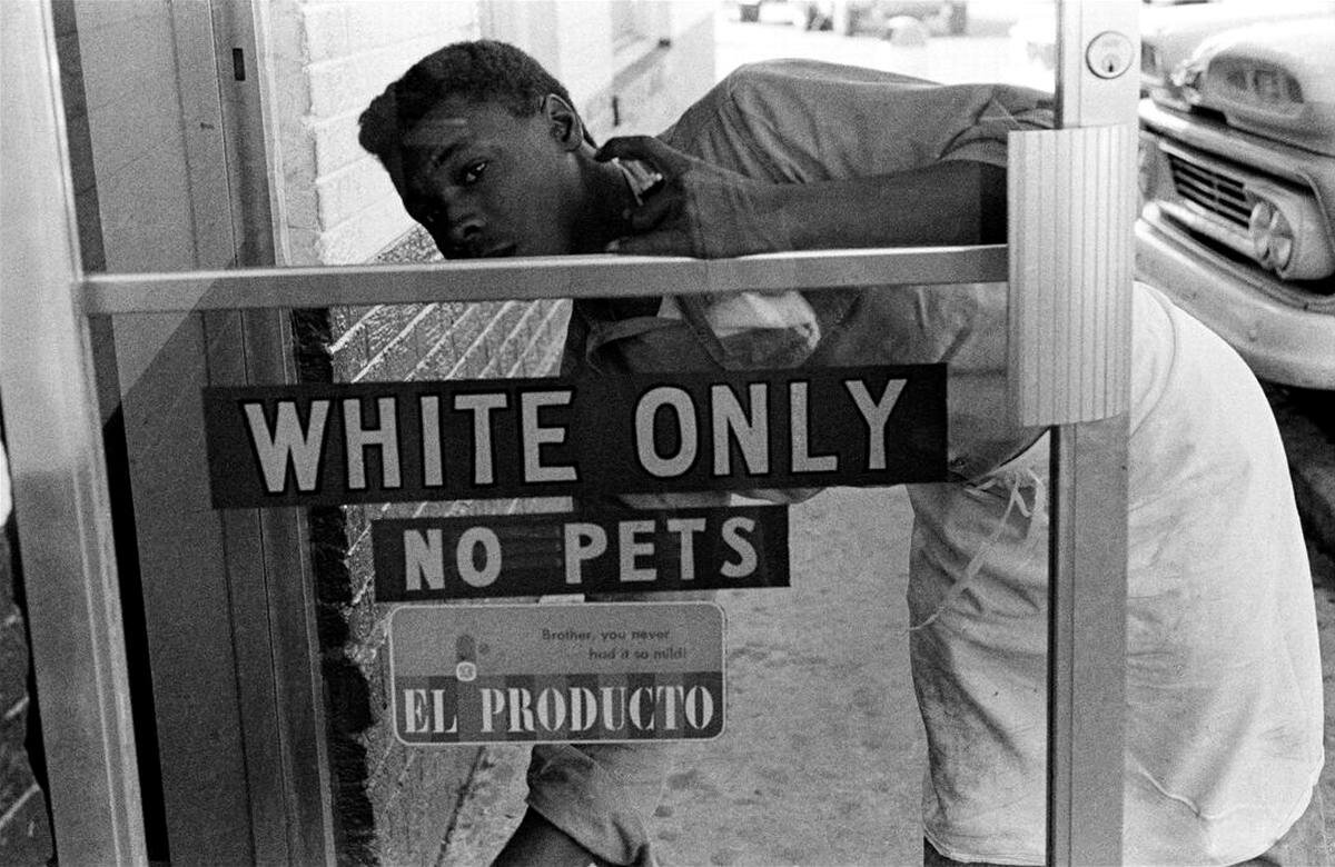Pet brother. Расовая сегрегация в США кафе. Только для белых табличка в США. Расовая сегрегация в США для белых. Расовпя сегрегация СГА.