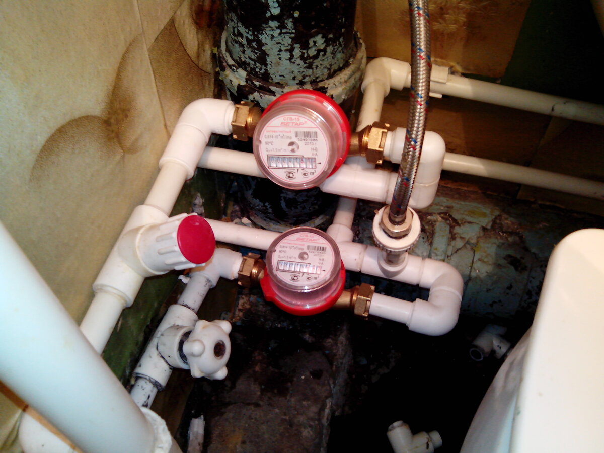 Труба проходит за канализацией и уходит через стену на кухню. На кухне установлен тройник с припаянной трубкой через нее пользуются водой соседи за другой стеной... 