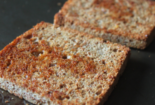 жареный черный хлеб