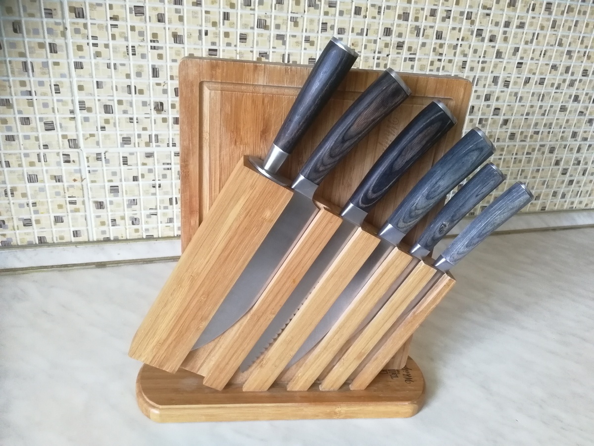 По степени износа покрытия рукояток можно судить о частоте использования каждого ножа