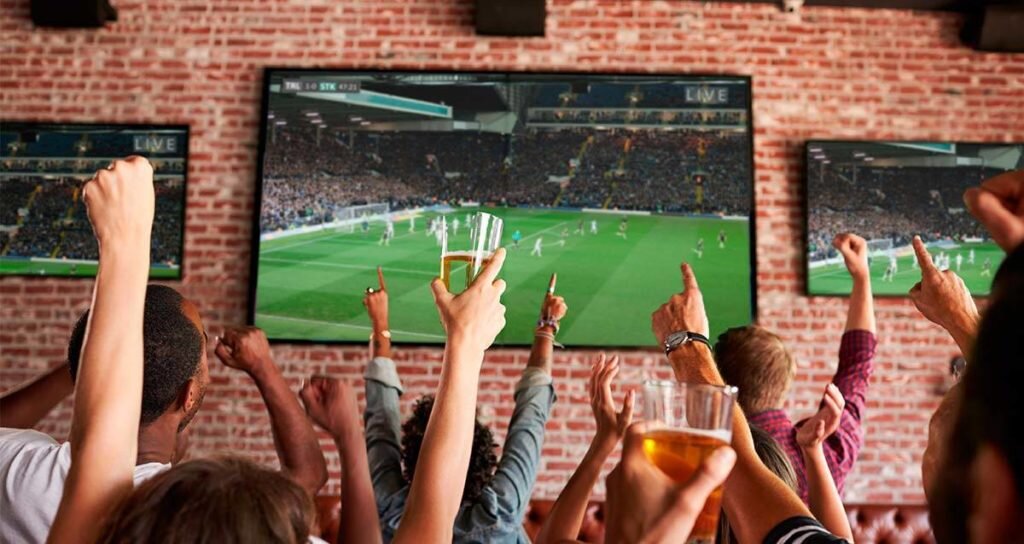 Спортивные видео трансляции. Спортивные трансляции в баре. Болельщики в баре. Болельщики в спортбаре. Спорт бар с болельщиками.