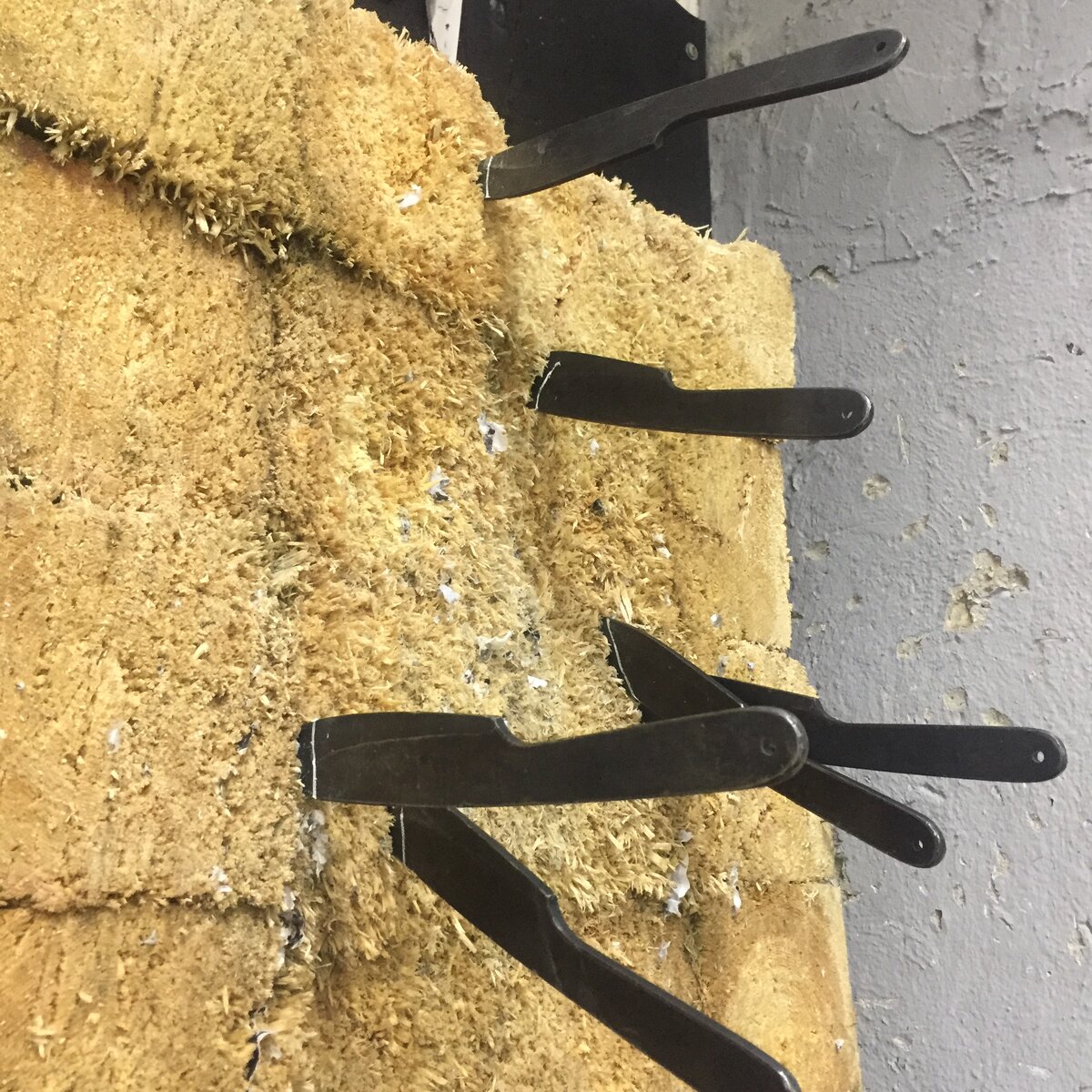 Ножи с меловыми отметками, фиксирующими глубину погружения в стенд. Фотография автора