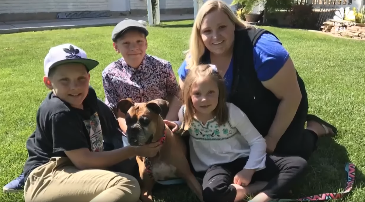  Счастливая семья после воссоединения с любимым питомцем