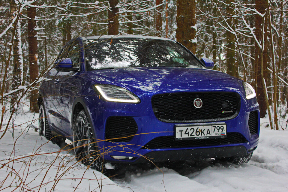 В три четверти спереди он сильно напоминает F-Pace, а сзади F-Type.