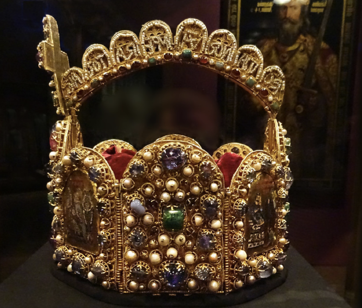 Золотой свод был не только заметной частью и дизайном короны. Он выполнял скрепляющую функцию и держал каркас.Всего восемь золотых пластин по периметру.