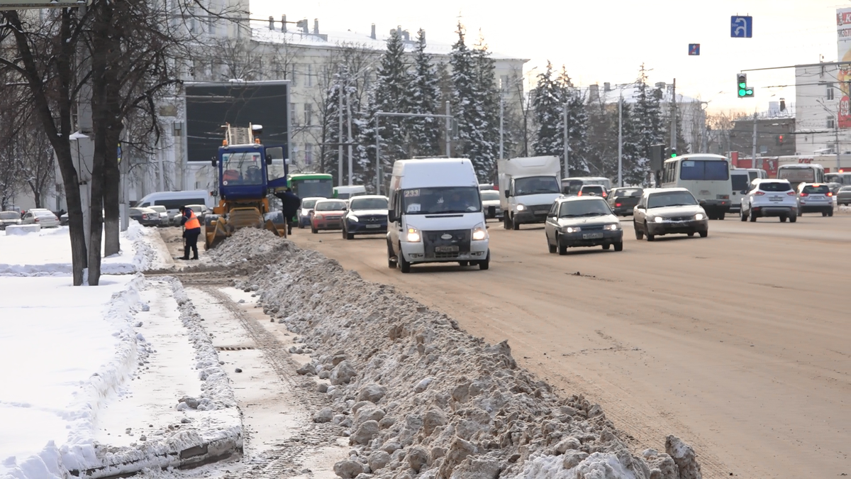 На оперативном совещании в мэрии города начальник Управления транспорта и связи Андрей Федосов выступил с докладом о работе столичного общественного транспорта, об этом сообщает пресс-служба администрации Уфы. Сейчас в городе 12 предприятий перевозчиков, функционирует 103 маршрута.