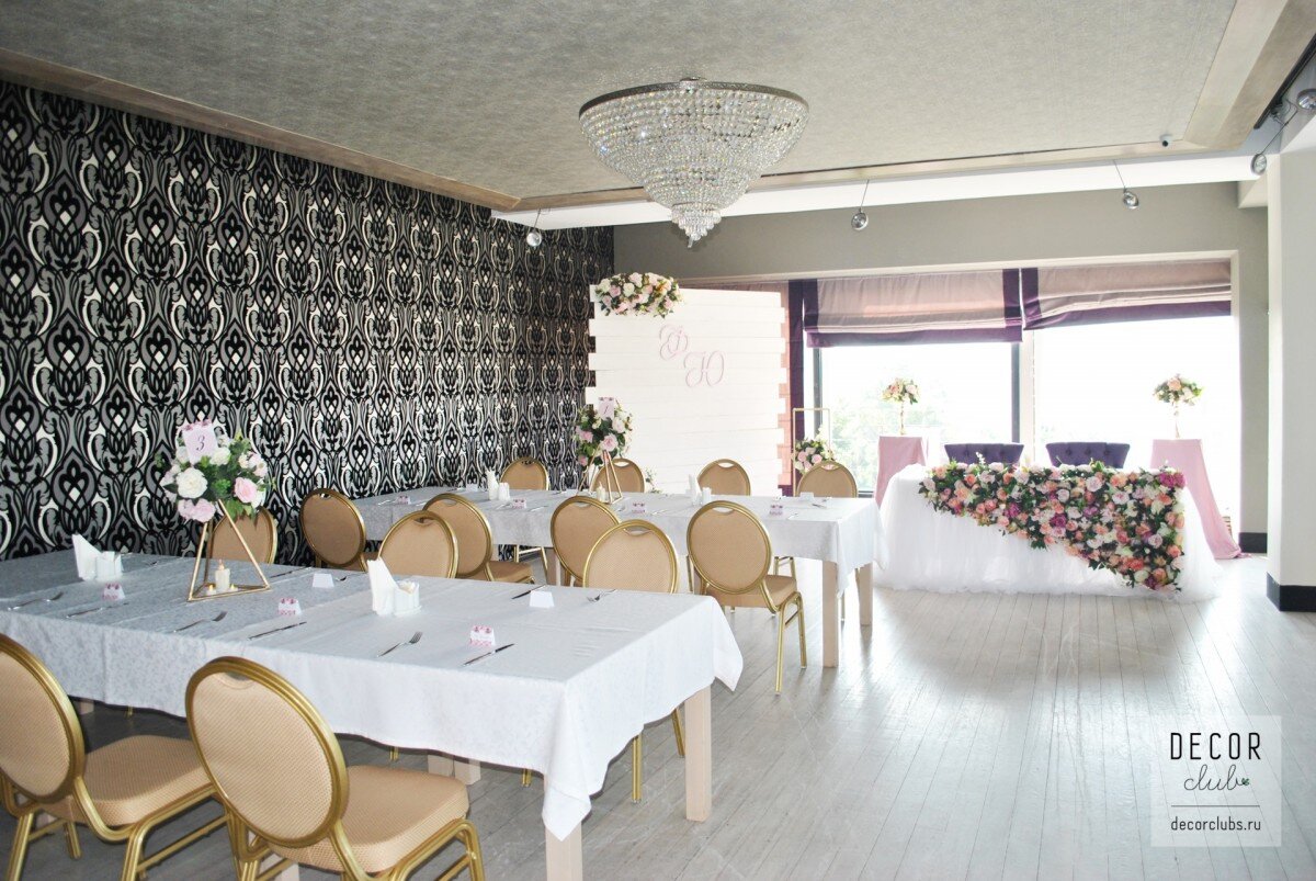 Фотография: декор свадебного зала, стол молодоженов без задника от студии Decor club