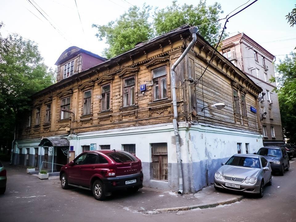 Старо московский. Деревянные здания в Москве. Деревянный дом в центре Москвы. Старый дом деревянный в Москве. Старые деревянные дома в Москве.