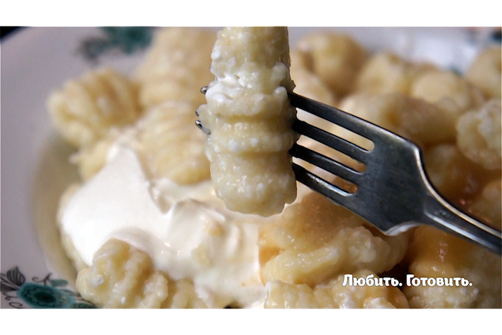 О ленивых варениках все ясно из названия. Но процесс можно немного изменить и в итоге получить королевский завтрак. А точнее - симпатичные завитушки. Готовится быстро, результат полезный и красивый.