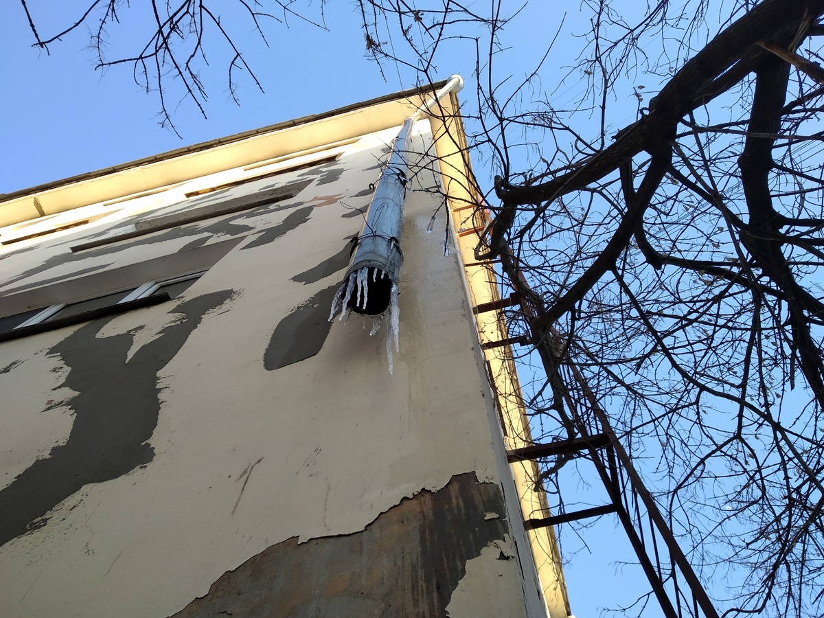 у нас сегодня опять снег, и голубого неба не видать. а жаль.