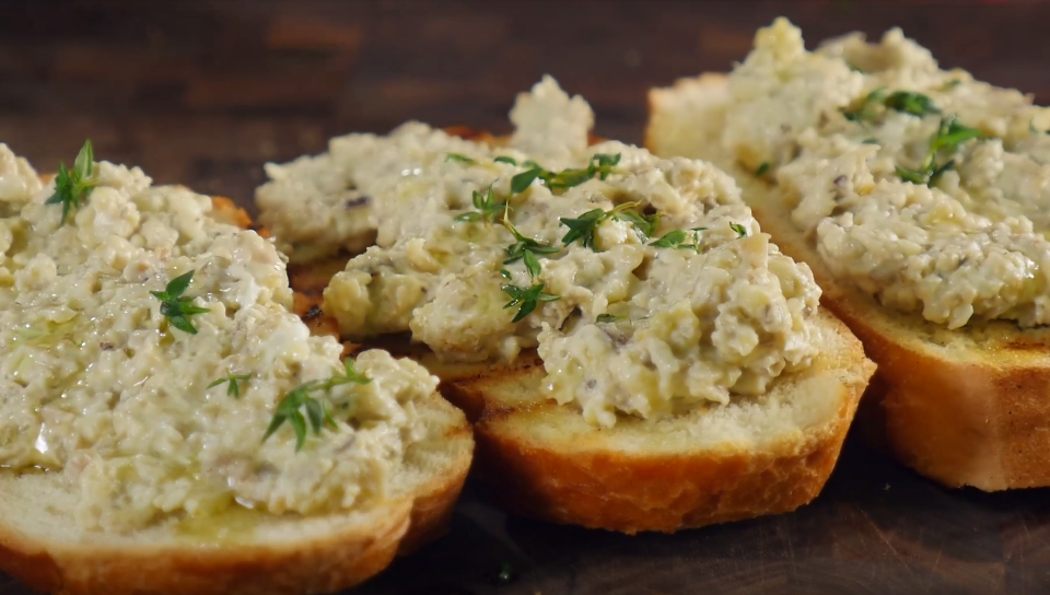 Бутерброды сыр с чесноком и яйцом. Бутерброды с чесноком. Закуска намазка на хлеб. Намазка на бутерброды. Рыбная намазка на бутерброды.