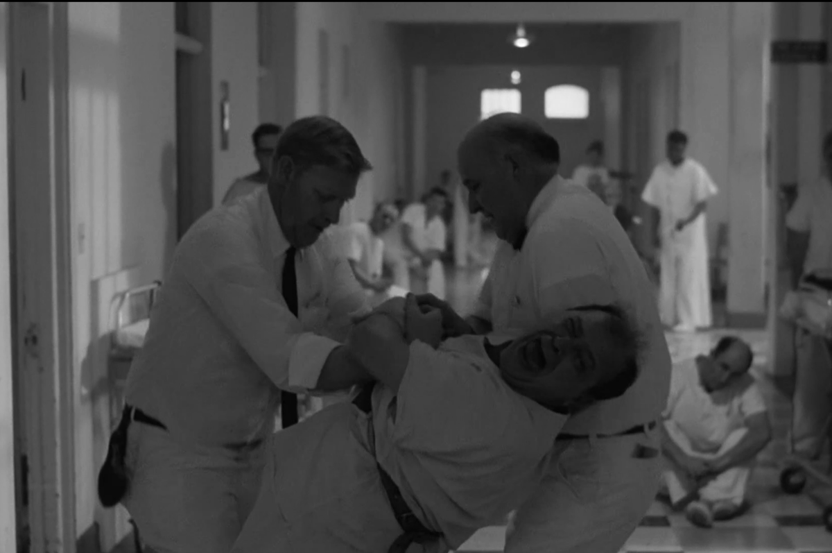 Клиника первый шаг василий шуров. Больница для психически больных. Пациенты психиатрической больницы. Колмовская психиатрическая больница. Сычёвская психиатрическая больница.