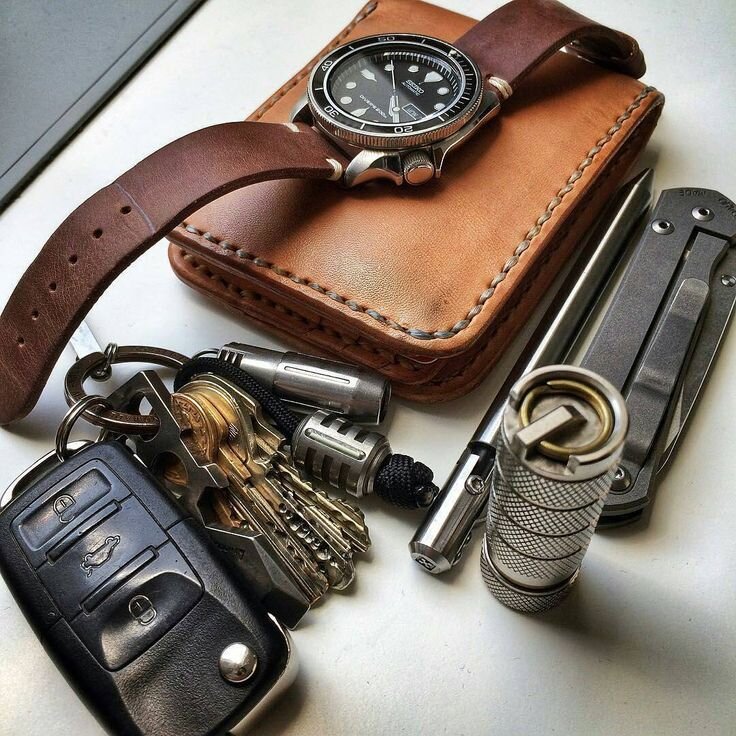 Часы, ключи, портмоне, ручка, зажигалка, складной нож, мультитул, часы - кажется этим набором может воспользоваться каждый. Изображение с сервиса Яндекс.Картинки
