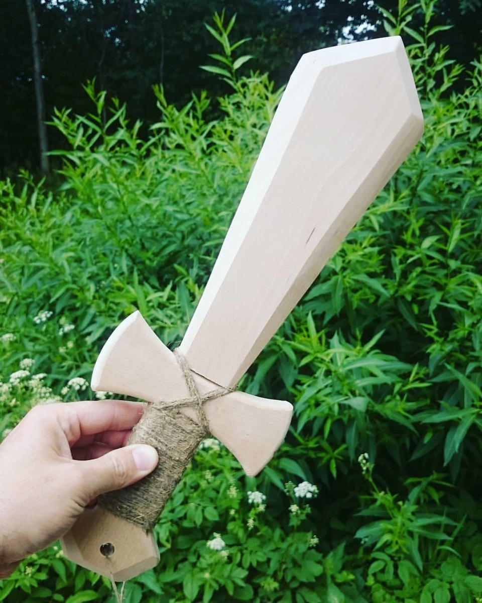 Длина моего детского деревянного меча 40 см. Считаю вполне достаточной длиной.  Повторить на мой взгляд не сложно, если есть затруднения, то достаньте из шкафа свой галстук))) 