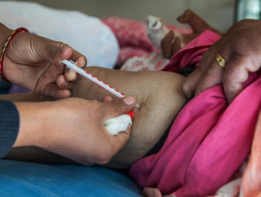 Женщина больная проказой в Непале получает медицинскую помощь