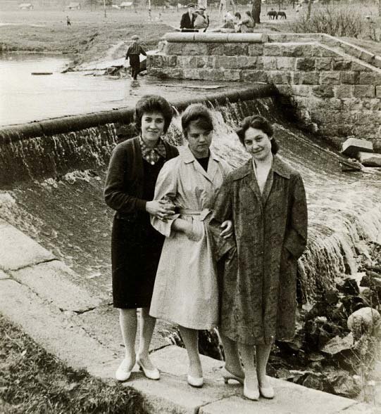 Девушки на парапете плотины (1962 год) ФОТО: НИКОЛАЙ ГАРАШИН / PASTVU.COM