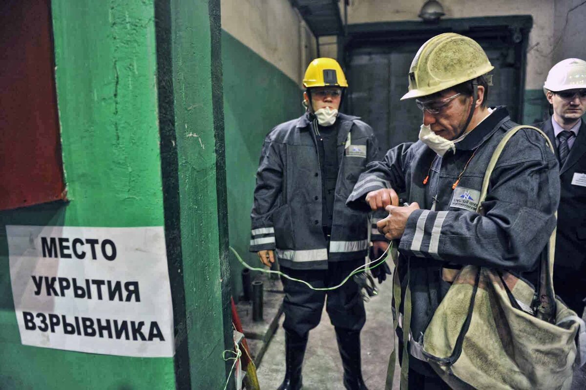 Опасная работа требуется. Мастер взрывник в шахте. Шахтер взрывник. Взрывник профессия. Профессия горный взрывник.