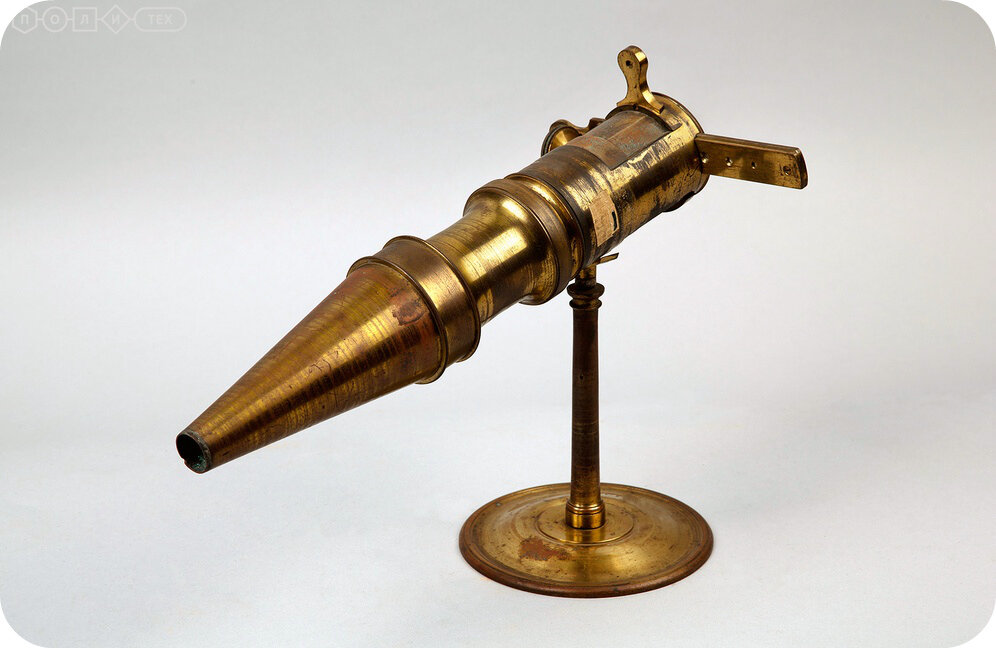 Микроскоп универсальный конструкции Дж. Адамса (дата создания 1790 - 1799) / фото с сайта https://polymus.ru