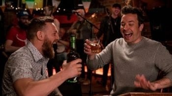 Макгрегор и Фэллон шумно отдохнули в одном из нью-йоркских пабов: парочка пропустила по стакану виски и спела дуэтом под аккомпанемент местной группы. Все это действо случилось перед тем, как Конор впервые появился в вечерней программе Фэллона – The Tonight Show Starring Jimmy Fallon.