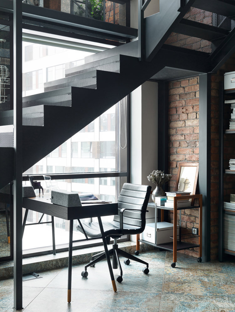 Лестница по эскизам дизайнера. Письменный стол, BoConcept. Рабочее кресло, Crate and Barrel. На полу плитка, Aparici. 