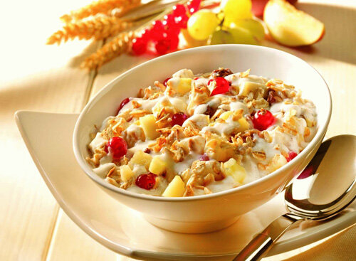 Каши  уникальны по своим свойствам. Они способны полностью утолить голод и  при этом заставить организм человека избавляться от лишнего. Весь секрет  хранится в клетчатке, которой богаты крупы. Она может выводить из  организма токсины, шлаки, а вместе с ними и лишние жировые запасы.  Поэтому благодаря кашам вы начинаете худеть.