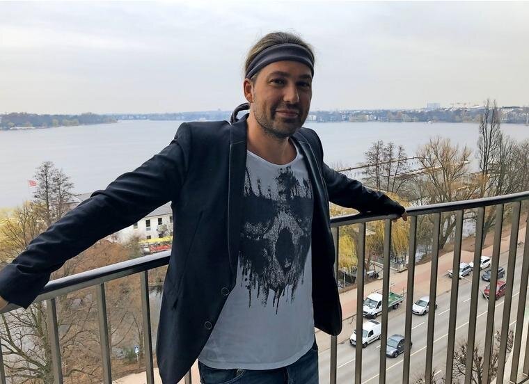 Оригинал фото, использованного в статье, взят здесь: http://www.haz.de/Nachrichten/Kultur/Region/Interview-David-Garrett-stellt-seine-Tour-Unlimited-vor