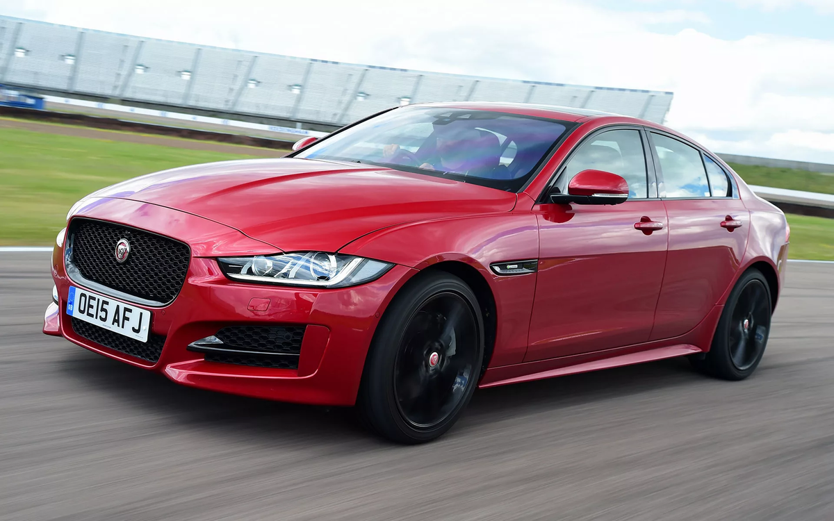 Jaguar xe красный