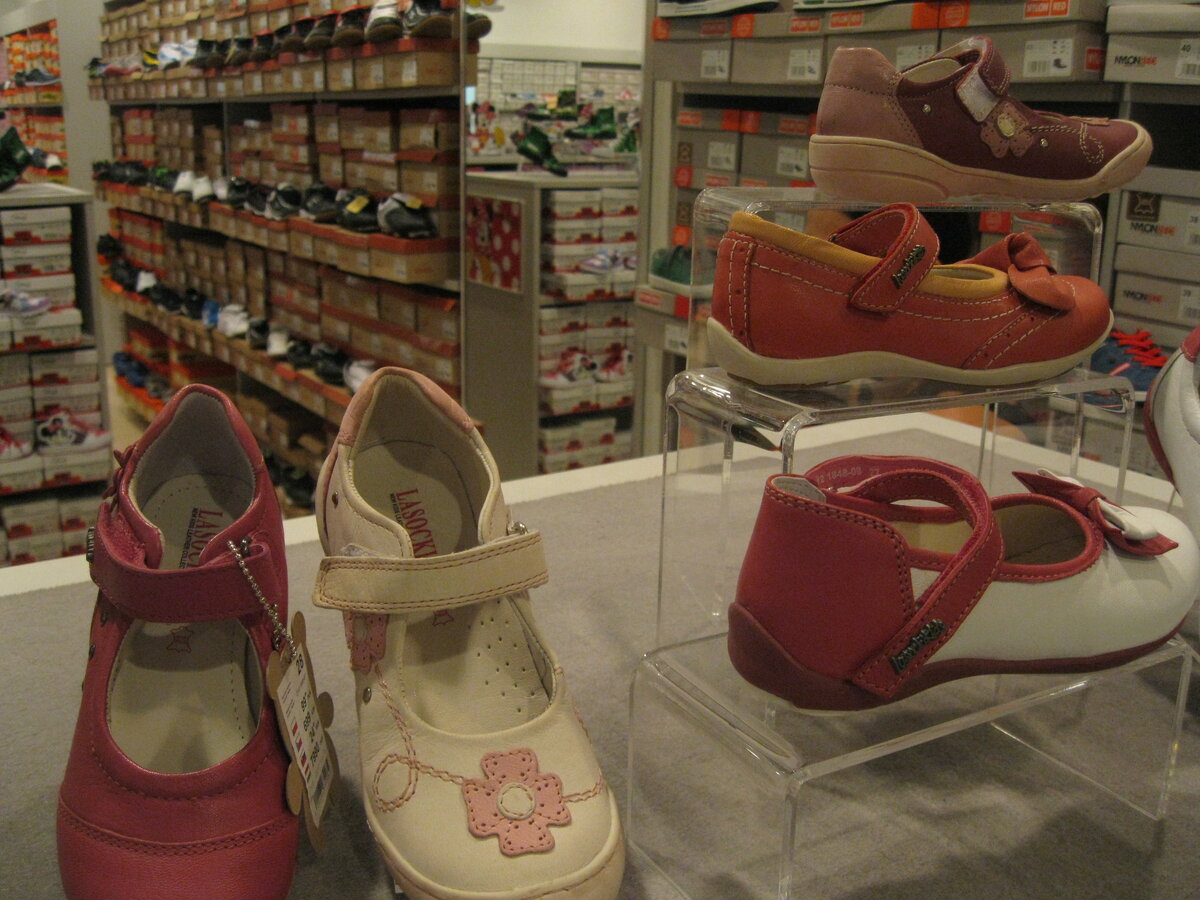 Детская кожаная обувь в одном европейском магазине